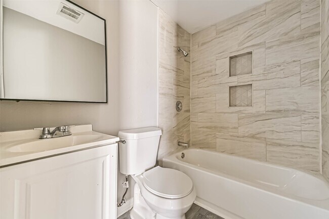 Building Photo - 9839 Racine St