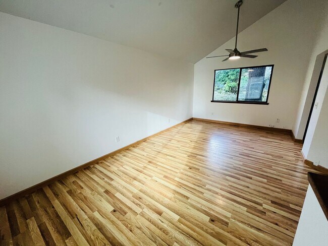 Building Photo - Great House in Desirable Established Neigh...