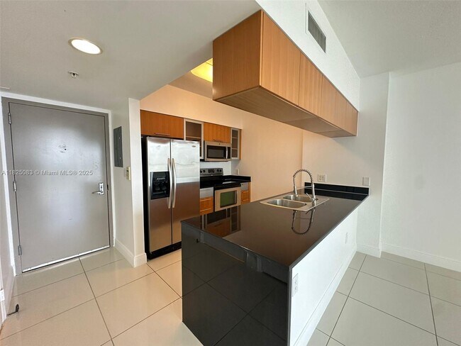 Building Photo - 1750 N Bayshore Dr