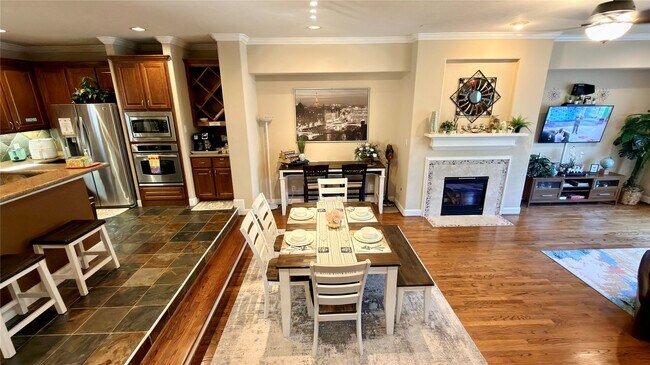 Building Photo - 1013 Gross St