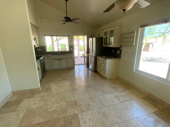 Foto del edificio - 330 E Lilac Dr