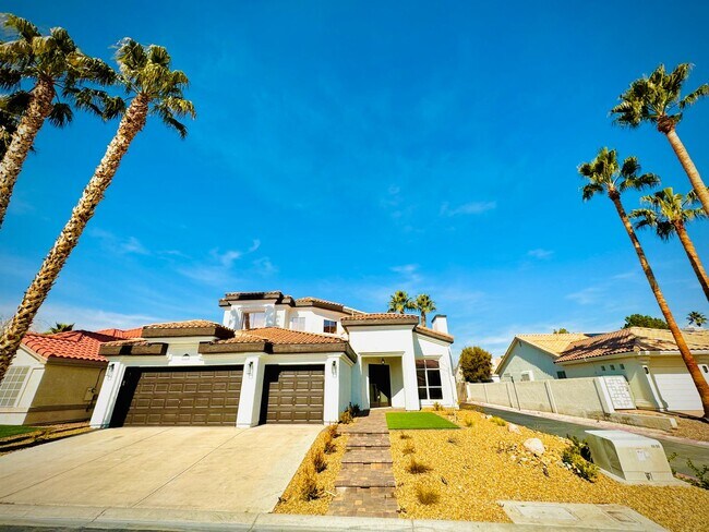 Foto del edificio - Absolutely gorgeous and upgraded large pool home and guarded golf community; “Painted Desert“