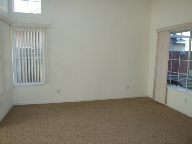 Foto del edificio - This beautiful 2-story, 5 bed / 3 bath hom...