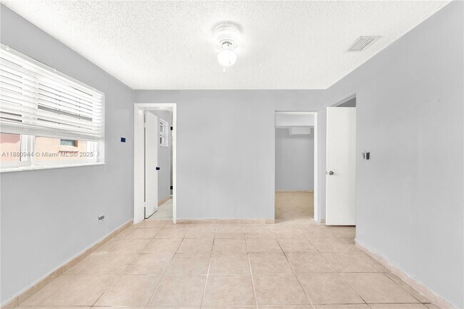 Building Photo - 951 W 30th St