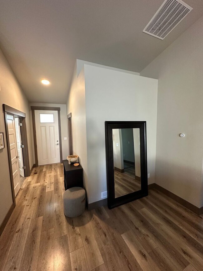 Building Photo - Garden Grove Rancher (APP#256)
