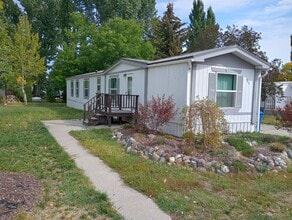 Building Photo - 202 Holly St