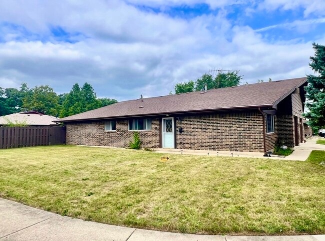 Building Photo - 1215 Fulton Dr