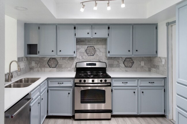 Building Photo - 800 Greenwich Pl