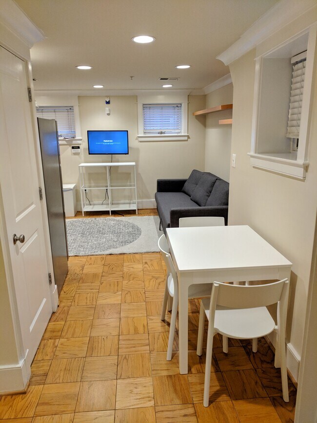 Foto del edificio - 703 6th St NW