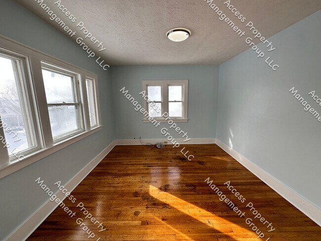 Building Photo - NW Side Rehabbed Large Two Bedroom Upper Unit