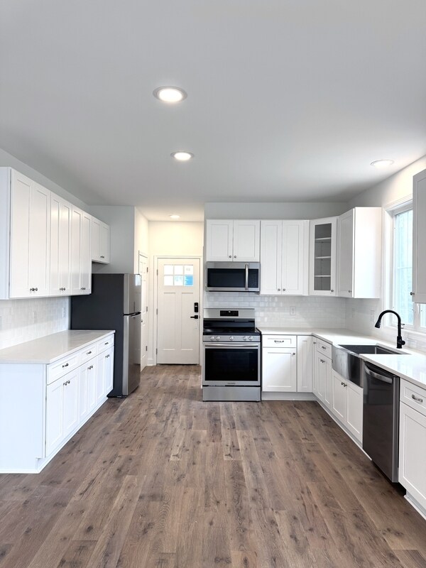 Building Photo - 427 Lakeland St