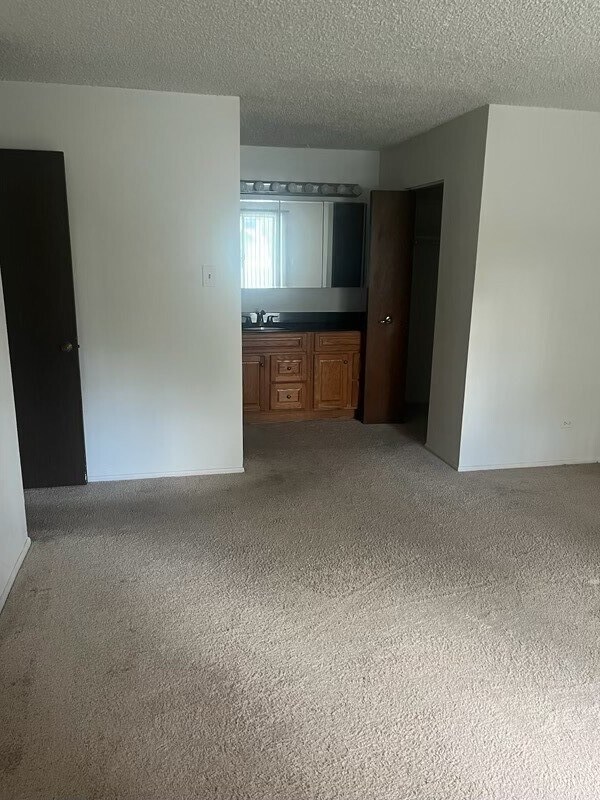 Foto del edificio - 8125 Willow Dr