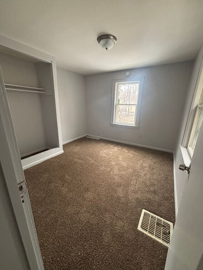 Foto del edificio - 3bd Single Warner Rd Area Cash Pay/Section 8