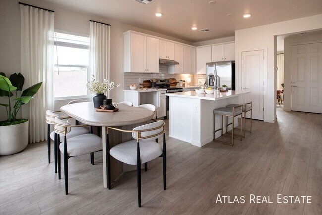 Building Photo - 1112 W Villa Theresa Dr