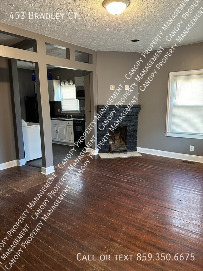 Foto del edificio - 453 Bradley Ct