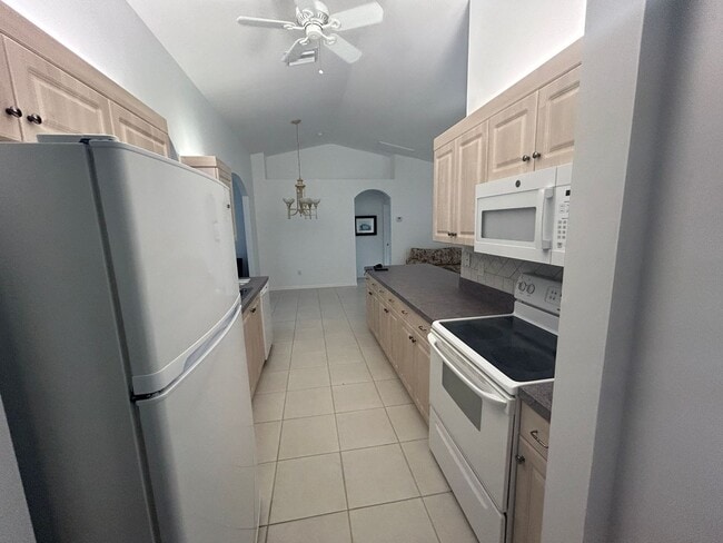 Building Photo - Spacious  3/2  off Del Prado