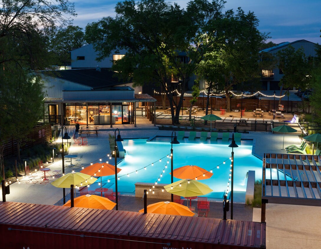 Pike West Commerce Apartments in Dallas, TX