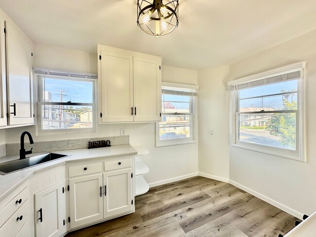 Building Photo - Updated 1B 1BA in Crown Point!