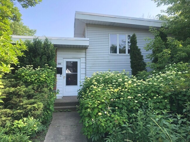 Building Photo - 833 Leamington Ave
