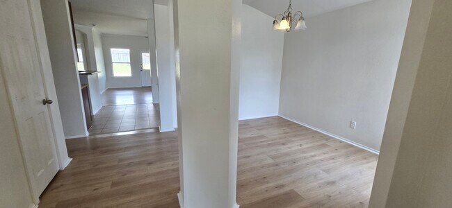 Foto del edificio - 6206 Taree Loop