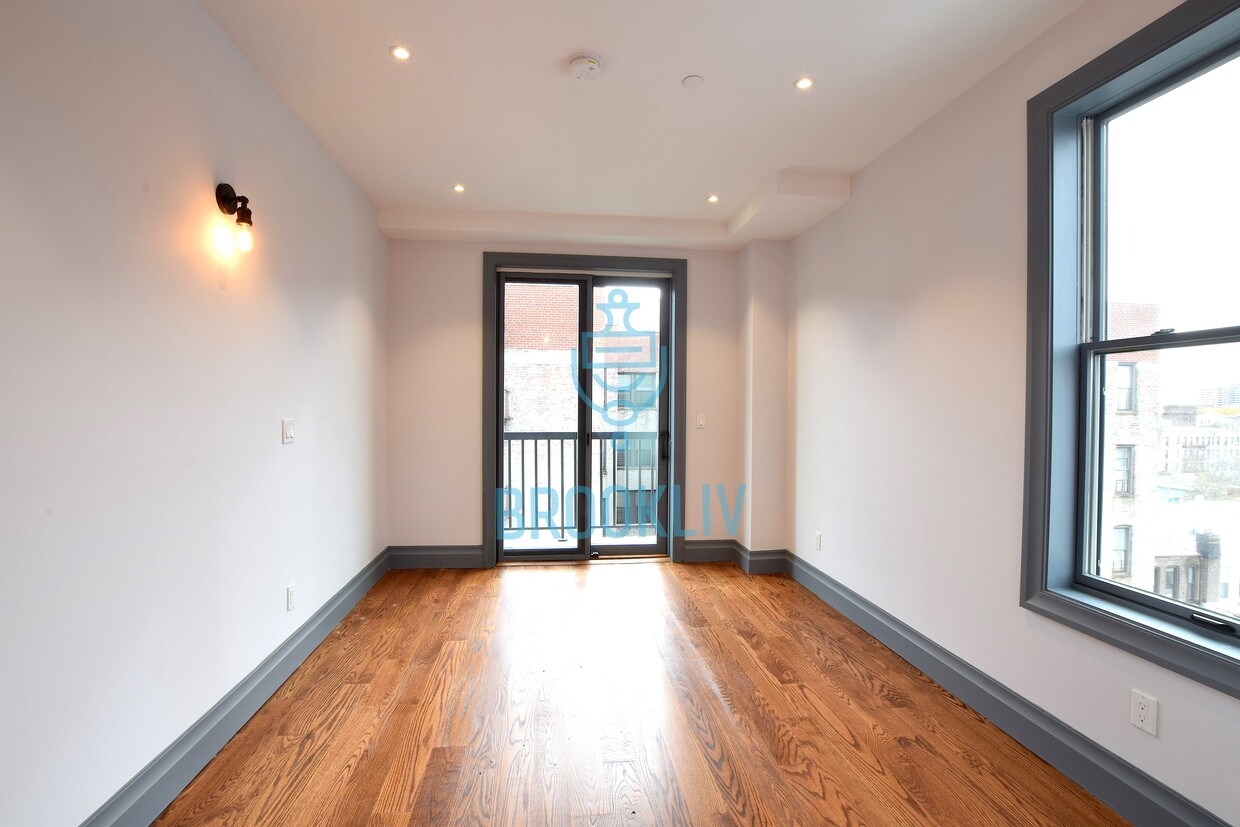 Foto principal - 264 Sullivan Pl