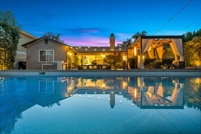 Foto del edificio - 4716 Tyrone Ave