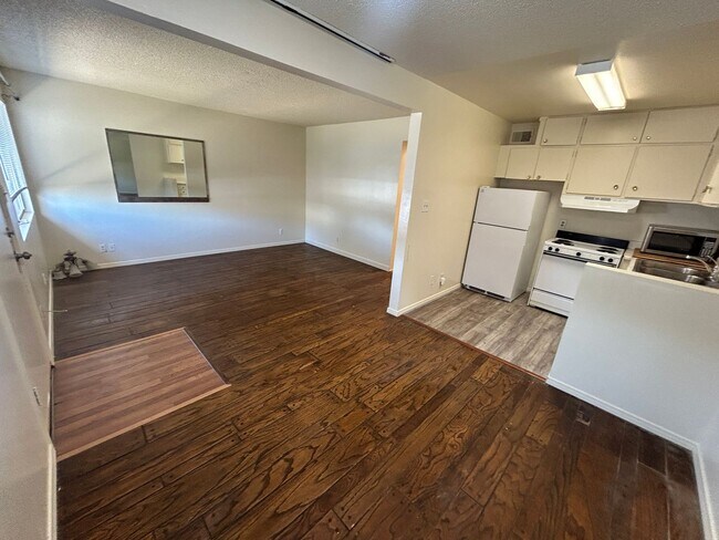 Building Photo - One Bed One Bath Easy Living Condo