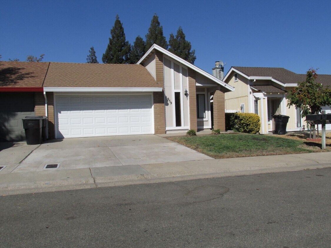Foto principal - Roseville Cirby Woods Halfplex near Hwy 80...