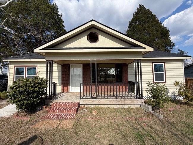 Building Photo - 3 Bed/1 Bath Home