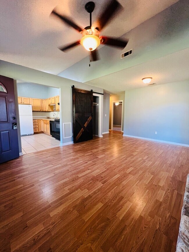 Building Photo - Convenient Comfort: 3-Bed, 2-Bath Home Nea...