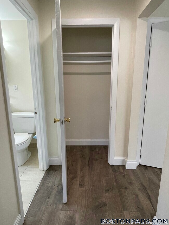 Building Photo - 122 Dustin St