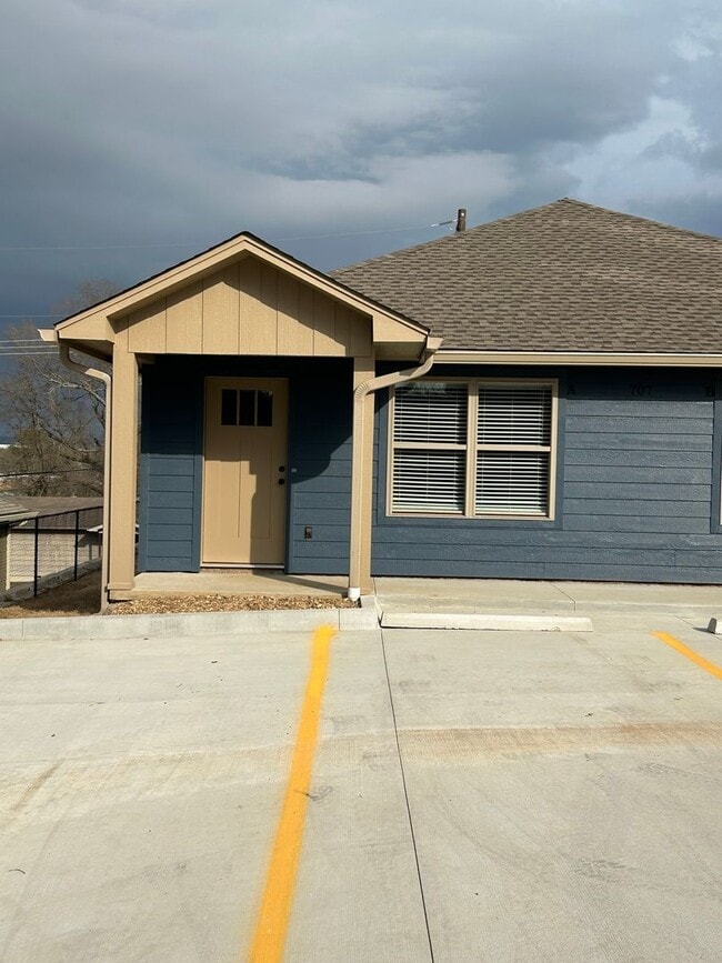 Building Photo - 707 W 12th St