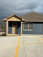 Building Photo - 707 W 12th St