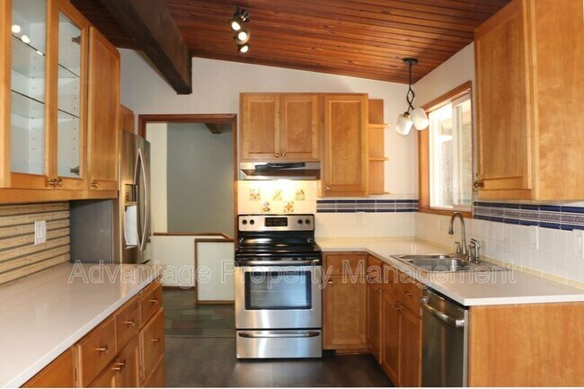 Foto del edificio - 3240 NW Elmwood Dr