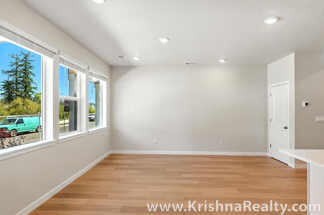 Foto del edificio - Modern *NEW CONSTRUCTION* 3 BD* 2.5 BA Tow...