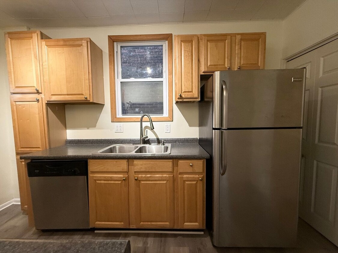 Foto principal - Updated 3BR 1 bath house with off street p...