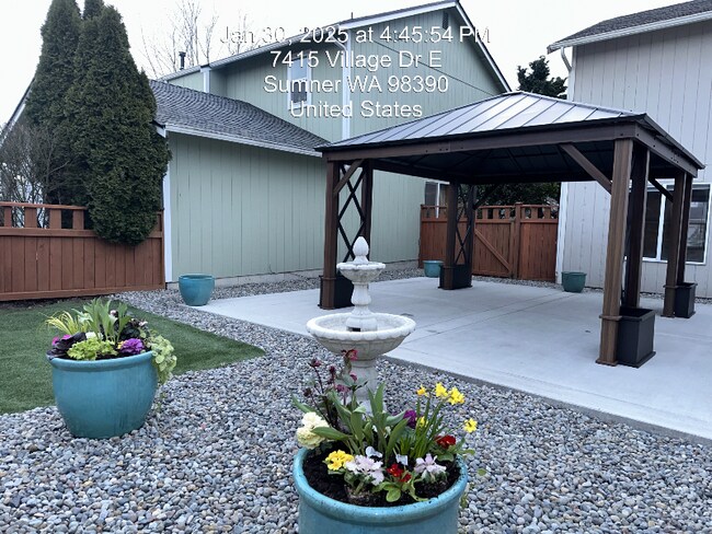 Foto del edificio - 7415 Village Dr E