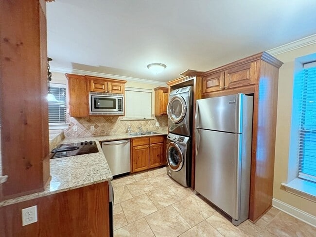 Building Photo - Gated Community with Community Pool - Upst...