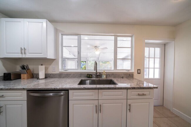 Building Photo - 4464 E Riverside Dr