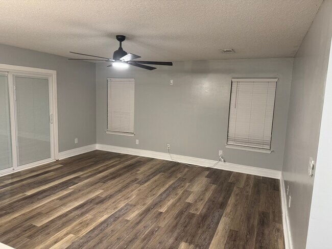 Foto del edificio - 407 Royal Pines Way