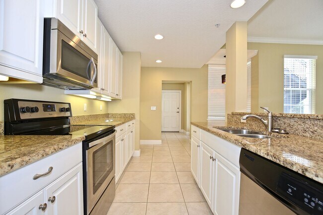 Building Photo - Stunning 3/2.5 Spacious Townhome with a 2 ...