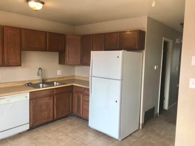 Building Photo - Pheasant Glen Town House #33