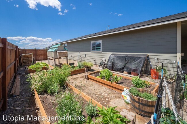 Foto del edificio - 3 br, 2 bath House - 963 SE Strawberry Lane