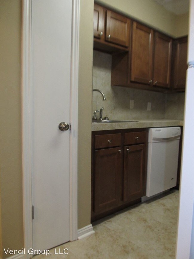 Building Photo - 641 Village Ln S
