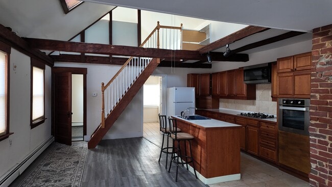 Building Photo - 2 Cross St