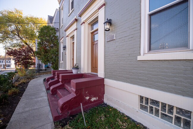 Building Photo - 109 E 8th St