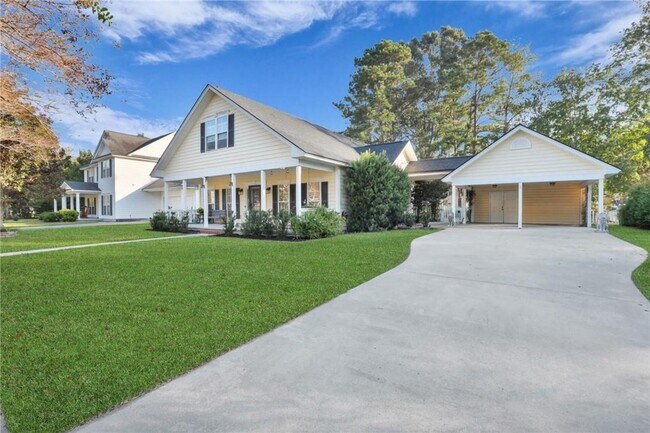 Foto del edificio - 4-Bedroom Home in Wild Heron with Front Porch and Fenced Yard
