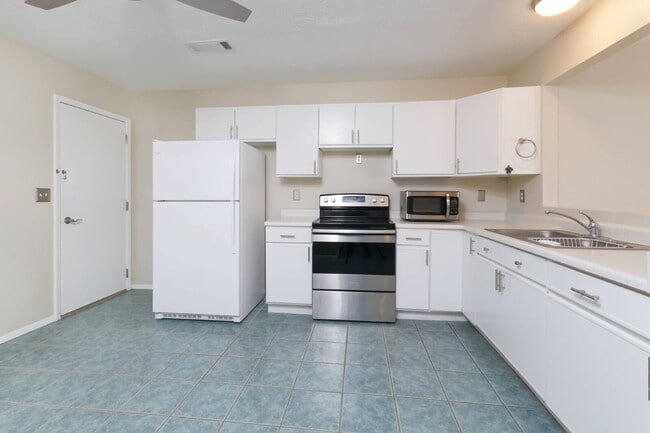 Foto del edificio - Bright, shiny, and updated compact home ne...