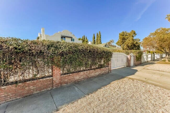 Building Photo - 103 N Kingsley Dr