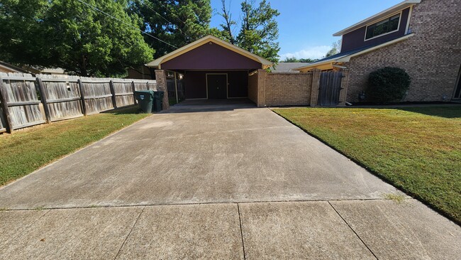 Building Photo - 2320 Aberdeen Dr